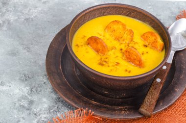 Kremalı sebze çorbası croutons. Studio fotoğraf