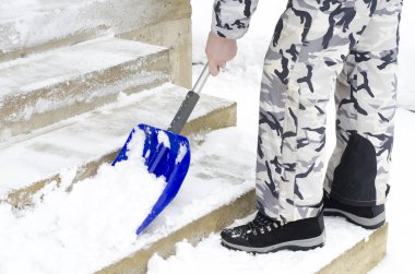 Kar temizleme. Kış döneminde kürek ile takas. Studio fotoğraf