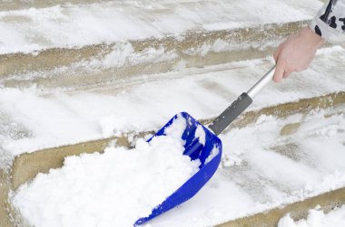Kar temizleme. Kış döneminde kürek ile takas. Studio fotoğraf
