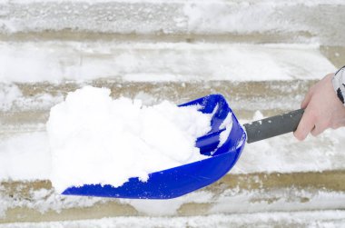 Kar temizleme. Kış döneminde kürek ile takas. Studio fotoğraf