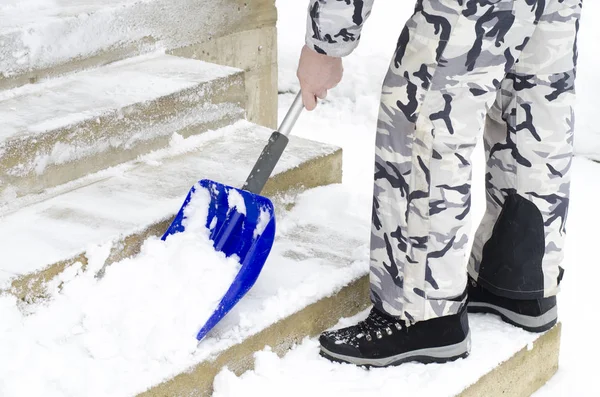 Sprzątanie Śniegu Rozliczeń Okresie Zimowym Pomocą Łopaty Studio Photo — Zdjęcie stockowe