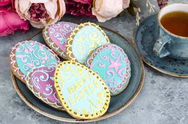 Ev yapımı kurabiye şeklinde Paskalya yumurtaları krema ile. Studio fotoğraf