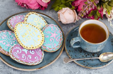 Ev yapımı kurabiye şeklinde Paskalya yumurtaları krema ile. Studio fotoğraf