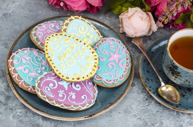 Ev yapımı kurabiye şeklinde Paskalya yumurtaları krema ile. Studio fotoğraf