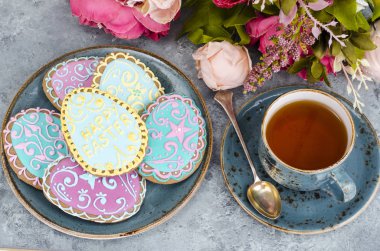 Ev yapımı kurabiye şeklinde Paskalya yumurtaları krema ile. Studio fotoğraf