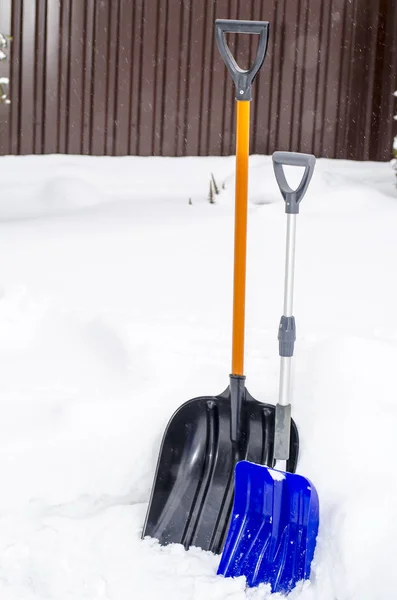 Niebieski Snow Shovel Zimą Studio Photo — Zdjęcie stockowe