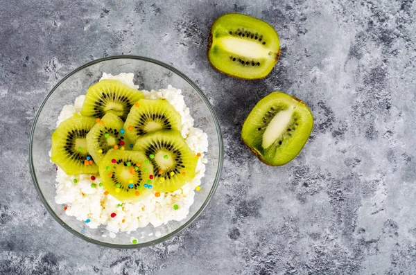 Queso Cottage Con Kiwi Cuenco Vidrio Aislado Sobre Fondo Blanco — Foto de Stock