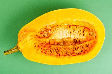 Kabak sarı yeşil kağıt üzerinde yarısı. Studio fotoğraf