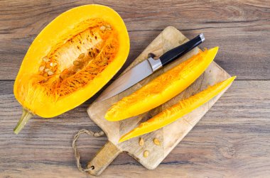 Olgun kabak ahşap masanın üzerine dilimlenmiş. Stüdyo Phot