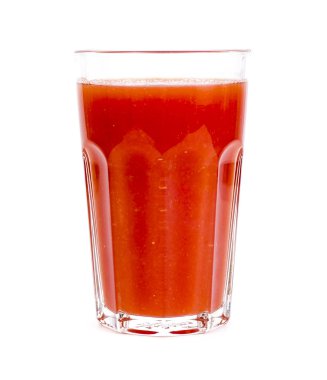 Beyaz arka plan üzerinde taze domates suyu ile cam. Studio fotoğraf