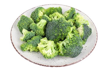 Beyaz arka plan üzerinde izole kıyılmış brokoli tomurcukları ile plaka. Studio fotoğraf