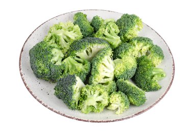 Beyaz arka plan üzerinde izole kıyılmış brokoli tomurcukları ile plaka. Studio fotoğraf