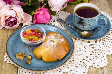 Taze çörek ve çay kahvaltı için ahşap masa üzerinde. Studio fotoğraf