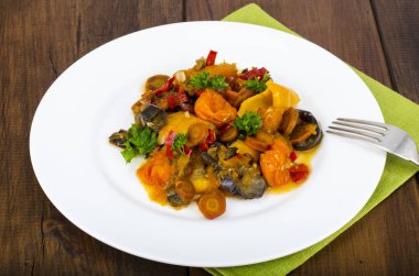 Farklı sebze gelen parlak sebze güveç