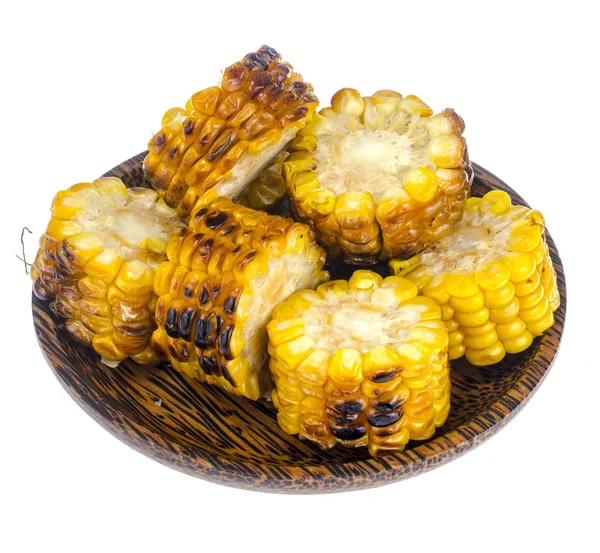 Rebanadas de maíz a la parrilla en plato de madera —  Fotos de Stock