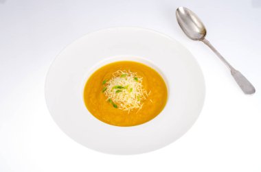 Sebze çorbası ile rendelenmiş peynir beyaz arka plan üzerinde izole. Studio fotoğraf