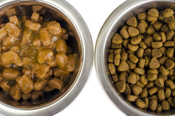 Cuencos Metal Con Varios Alimentos Para Mascotas Estudio Foto — Foto de Stock