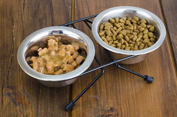 Cuencos Metal Con Varios Alimentos Para Mascotas Estudio Foto — Foto de Stock