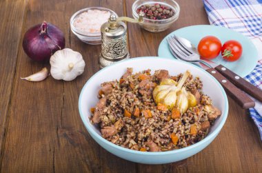 Kırmızı pirinç, risotto, pilav tavuk ve sebze, sarımsak. Studio fotoğraf