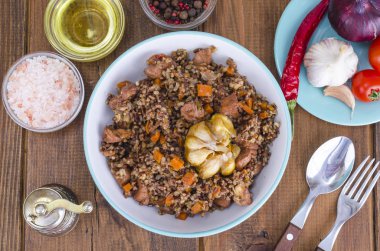 Kırmızı pirinç, risotto, pilav tavuk ve sebze, sarımsak. Studio fotoğraf