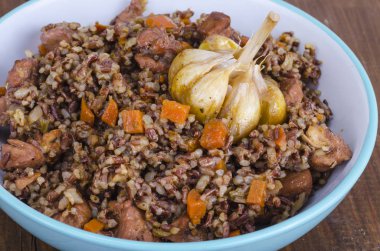 Kırmızı pirinç, risotto, pilav tavuk ve sebze, sarımsak. Studio fotoğraf