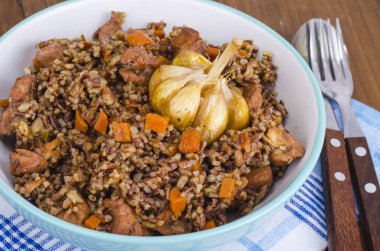 Kırmızı pirinç, risotto, pilav tavuk ve sebze, sarımsak. Studio fotoğraf