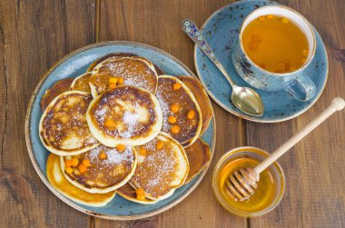 şeker Shrovetide için plaka üzerinde kızarmış krep. Studio fotoğraf