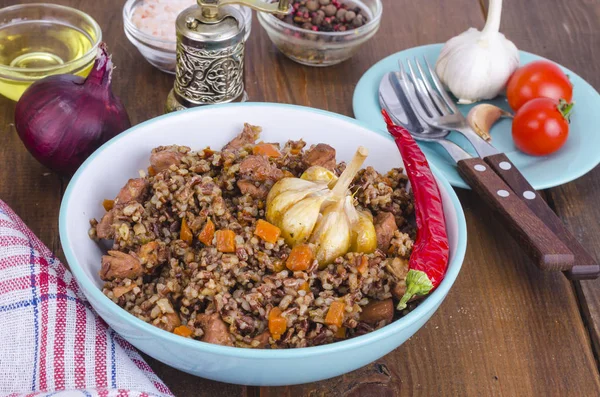 Roter Reis Risotto Pilaf Mit Huhn Und Gemüse Knoblauch Studioaufnahme — Stockfoto