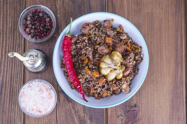 Arroz Vermelho Risoto Pilaf Com Frango Legumes Alho Foto Estúdio — Fotografia de Stock