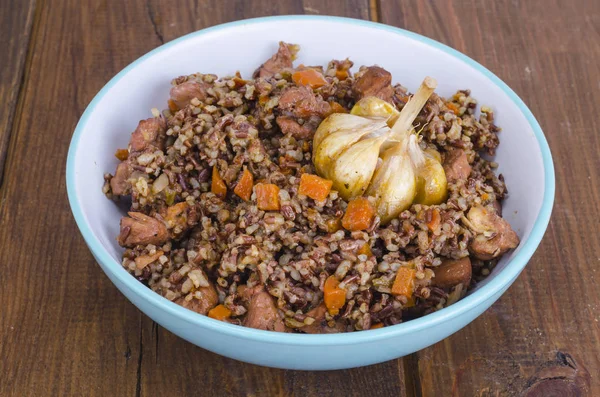 Roter Reis Risotto Pilaf Mit Huhn Und Gemüse Knoblauch Studioaufnahme — Stockfoto