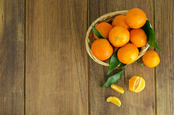 Bos Van Vers Mandarijnen Clementines Mandarijnen Mand Bladeren Close Studio — Stockfoto