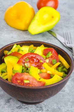 Avokado, tatlı kırmızı biber, domates, diyet salata. Studio fotoğraf