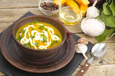 Sebze püresi, vejetaryen çorbası ekşi krema ve yeşillik ile. Studio fotoğraf