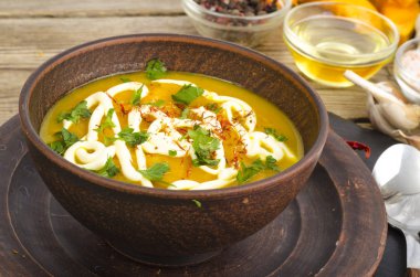 Sebze püresi, vejetaryen çorbası ekşi krema ve yeşillik ile. Studio fotoğraf