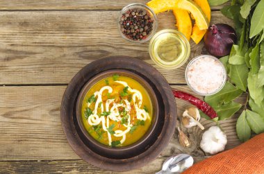 Sebze püresi, vejetaryen çorbası ekşi krema ve yeşillik ile. Studio fotoğraf