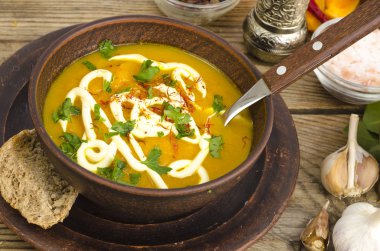 Sebze püresi, vejetaryen çorbası ekşi krema ve yeşillik ile. Studio fotoğraf