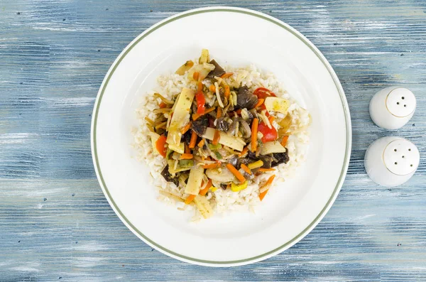 Sağlıklı gıda et, sebze ile pirinç. Studio fotoğraf