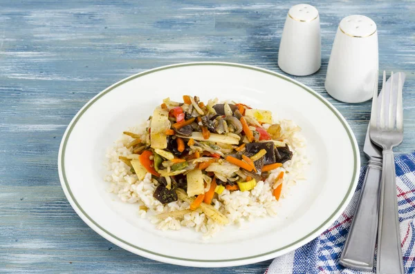 Sağlıklı gıda et, sebze ile pirinç. Studio fotoğraf