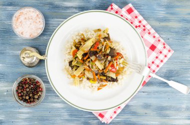 Sağlıklı gıda et, sebze ile pirinç. Studio fotoğraf