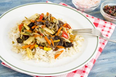 Sağlıklı gıda et, sebze ile pirinç. Studio fotoğraf