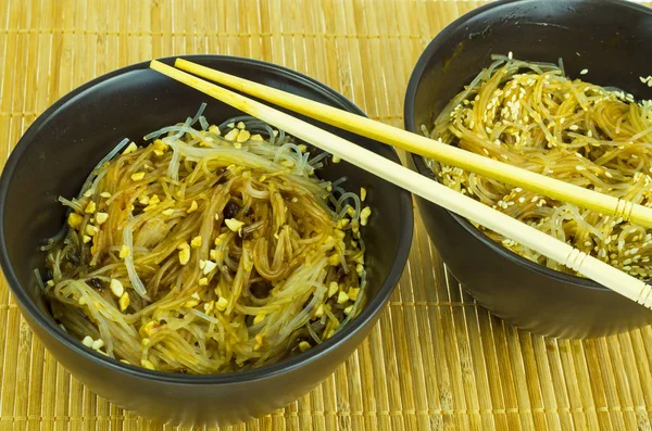 Sıcak cam noodles sosu, fıstık, susam. Studio fotoğraf