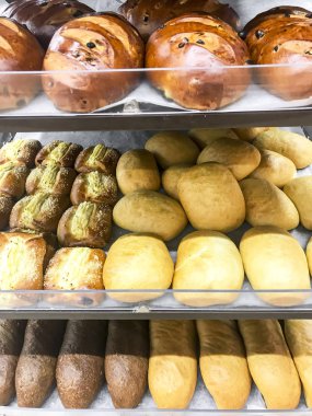 Taze kokulu lezzetli hamur işleri. Ekmeği, beyaz ve gri ekmek.