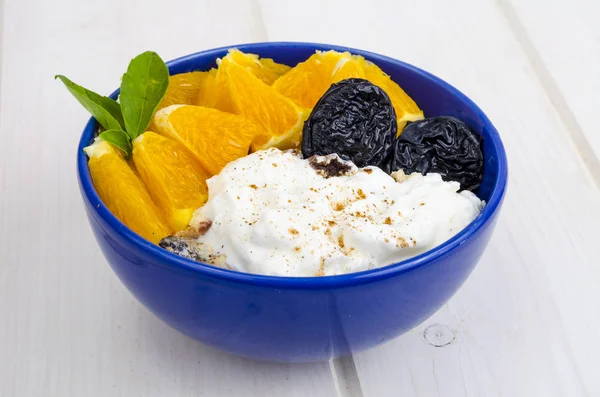 Blue plate with natural yogurt, orange. Diet menu. — Stock Photo, Image