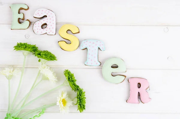 Saludo creativo Feliz Pascua. Letras de galletas sobre fondo de madera blanca. Pastel imagen de vacaciones . — Foto de Stock