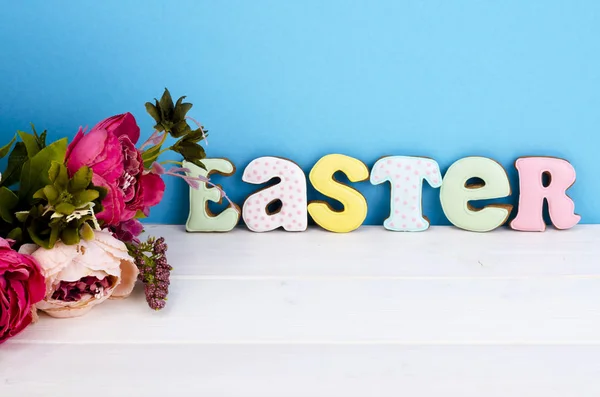Fondo de Pascua brillante. Huevos de decoración y letras de colores formando palabras PASCUA. Concepto de celebración . — Foto de Stock