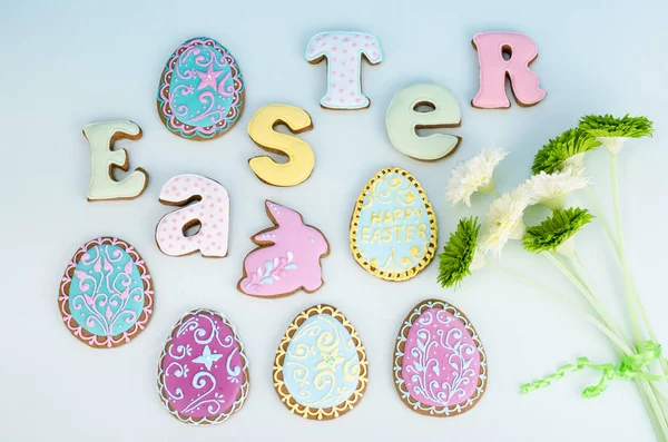 Fondo de Pascua brillante. Huevos de decoración y letras de colores formando palabras PASCUA. Concepto de celebración . — Foto de Stock