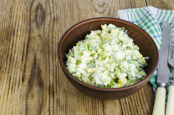 Sallad med ägg och grönlök, vegetariska rätter. — Stockfoto