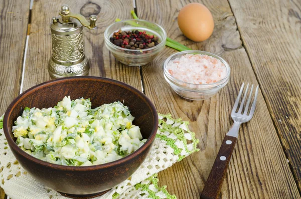 Salat mit Ei und grünen Zwiebeln, vegetarische Gerichte. — Stockfoto