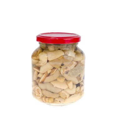 Beyaz arka planda izole turşu mantar cam kavanoz. 