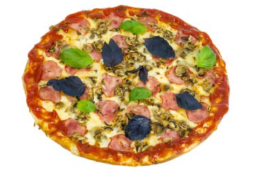 Beyaz arka planda izole jambon ve mantar ile lezzetli pizza. 